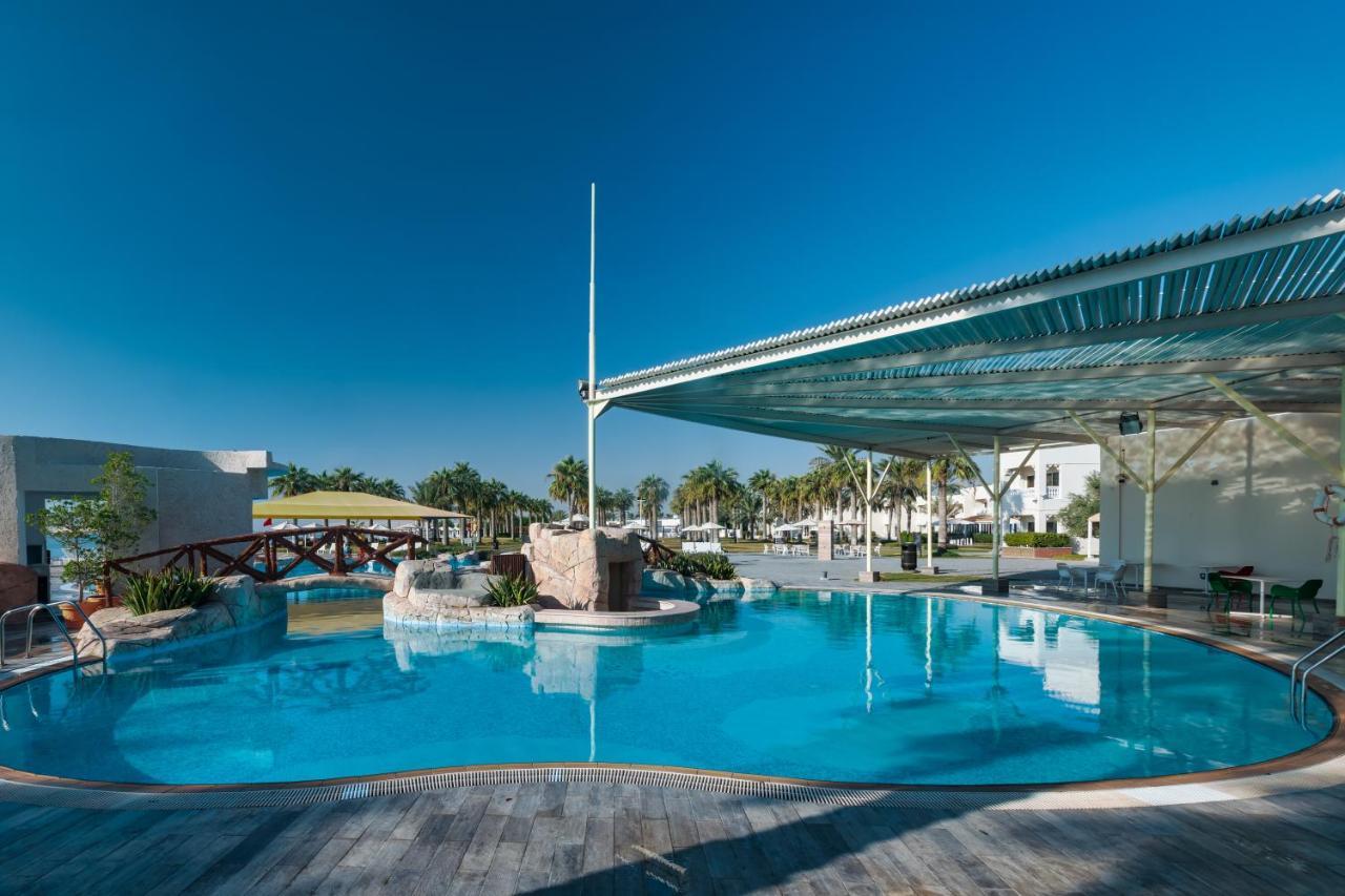 Sealine Beach, A Murwab Resort Mesaieed Exterior foto The pool at the hotel